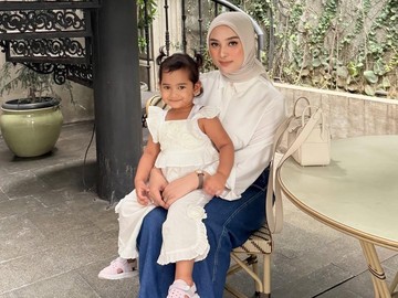 Dinan Fajrina ternyata sudah punya anak sejak 4 tahun lalu. Saat itu ia selama hamil dan melahirkan seorang diri, lantaran suaminya, Doni Salmanan, mendekam di penjara. (Foto: dok Instagram dinanfajrina)