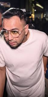 Artis Raffi Ahmad melayat ke rumah duka penyanyi Oxavia Aldiano atau Vidi Aldiano di Jalan Kecapi, CIlandak, Jakarta, Sabtu (7/3/2026). Penyanyi dan penulis lagu Vidi Aldiano wafat di usia 35 tahun usai berjuang melawan kanker ginjal sejak 2019. ANTARA FOTO/Bayu Pratama S/sgd