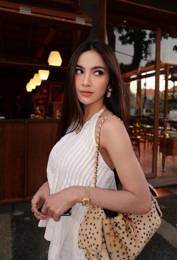 Pesona Mewah Mahalini saat Pulang Kampung ke Bali: Detail Jam Tangan Rolex dan Tas Chanel Langka