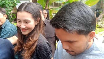 Aaliyah Massaid dan Thariq Halilintar penuhi panggilan polisi terkait kasus Hanania Travel. Foto: Muhammad Ahsan Nurrijal/detikcom