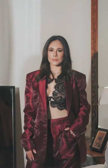 Eksplorasi Gaya Wulan Guritno: Padu Padan Bralette dan Jas Satin Burgundy untuk Tampilan Mewah Nan Modern