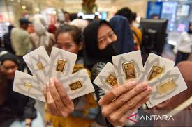 Ilustrasi - Pengunjung menunjukkan logam mulia Antam yang dibeli di Jakarta. ANTARA FOTO/Indrianto Eko Suwarso/wpa/am.