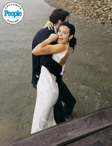 Momen Ajaib di Tennessee: Pasangan Pengantin Nekat Berenang di Danau Saat Hujan Lebat Menerpa