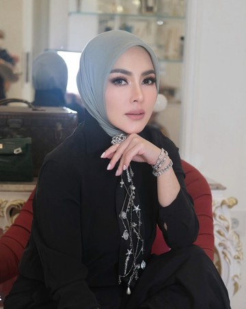 Kilau Fantastis: Rincian Aksesori Rp 44,5 Miliar yang Dikenakan Syahrini saat Konser F4