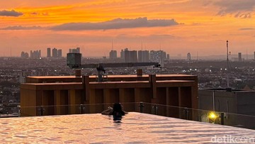 Menikmati Sunset dan City Light Surabaya dari 28th Sky Beach Club The Trans Luxury Hotel Surabaya Foto: Aprilia Devi