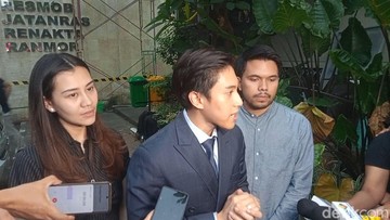 Thariq Halilintar dan Aaliyah Massaid dengan pengacaranya di Polda Metro Jaya. Foto: Ahsan/detikHOT