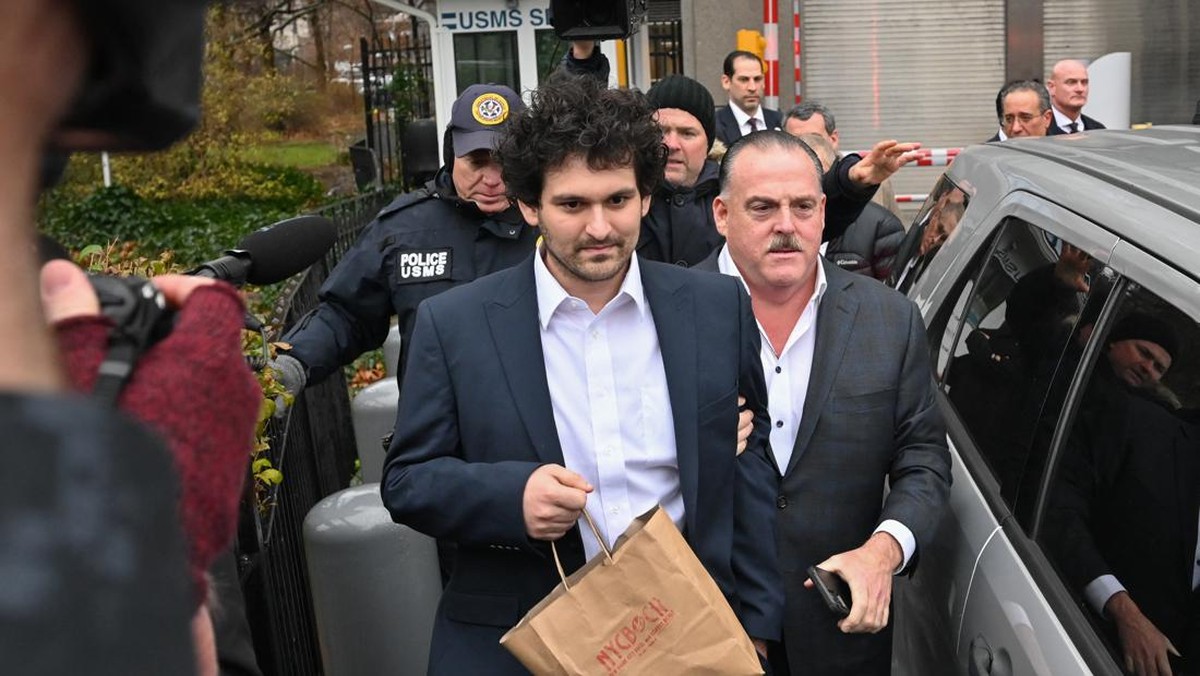 Foto: Pendiri FTX Sam Bankman-Fried dibebaskan dengan jaminan US$250 juta (sekitar Rp 3,9 triliun) sambil menunggu persidangan atas penipuan dan tuduhan kriminal lainnya. (AFP via Getty Images/ED JONES)