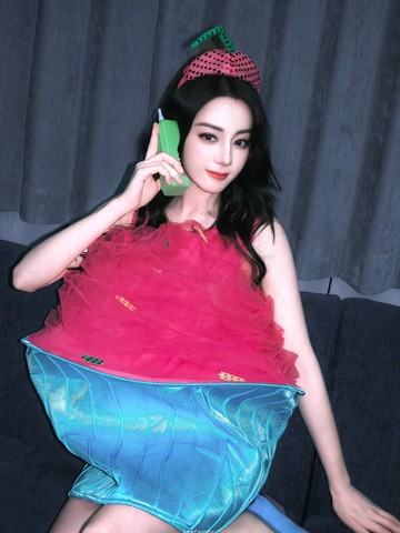 Pesona Manis Dilraba Dilmurat dalam Pemotretan Bertema Kue Manja yang Memikat