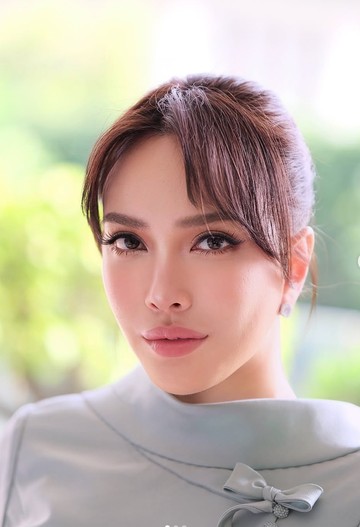 Pesona Shandy Aulia Tampil Memukau dengan Riasan 'Soft Glam' yang Elegan