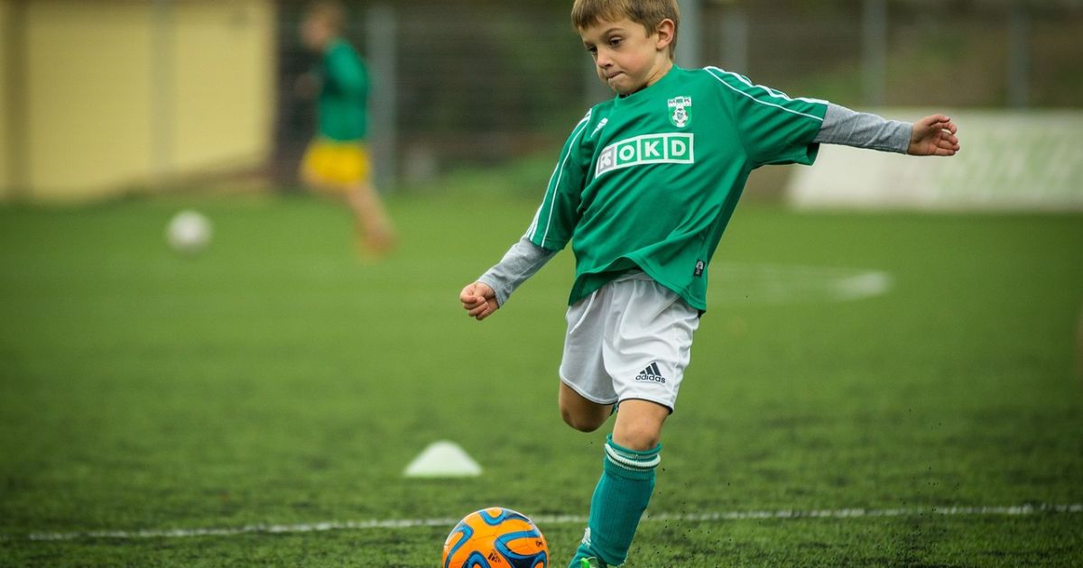 5 Manfaat Bermain Bola Bagi Kesehatan Tubuh Jangka Panjang Menurut Pakar