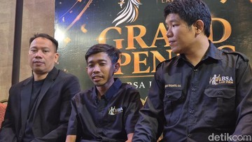 Vicky Prasetyo, Dede Sunandar dan pengacaranya saat ditemui di kawasan Jakarta. Foto: Febri/detikhot