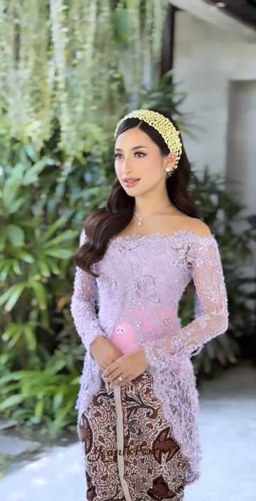 Pesona Warna Lilac dalam Tradisi Siraman Pernikahan Jennifer Coppen dan Justin Hubner