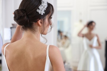 Pengantin Wales Pilih Tampil Ala Rumahan dengan Rol Rambut dan Jubah Mandi di Pemberkatan Sipil