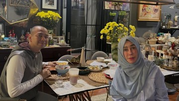 Momen ini terlihat dalam Instagram Raffi Ahmad. Ia terlihat menghabiskan waktu bersama sang bunda, Amy Qanita. Foto: dok instagram Raffi Ahmad