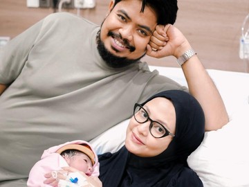 Anak keempat Rigen Rakelna berjenis kelamin perempuan. Namanya Sidrahanin Aoraki Rakelna yang lahir pada 11 Juni 2026 pukul 04.22 WIB. (Foto: dok Instagram indhningtys)