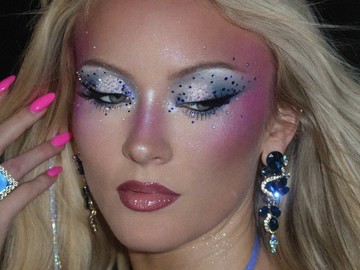 Kebangkitan Aura 'Jadul': Mengapa Eyeshadow Biru Kembali Mendominasi Tren Kecantikan 2026