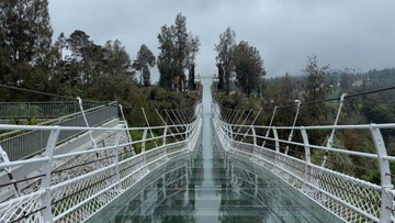 Balai Besar Taman Nasional Bromo Tengger Semeru (BB TNBTS) selaku pemilik aset dan CV Sinergi Permata Semesta sebagai pengelola sepakat mengelola jembatan selama 5 tahun hingga 10 Juni 2031. Aset negara yang disewakan kepada pengelola meliputi tanah kosong yang sudah diperuntukkan berupa tanah area Jembatan Kaca Bromo seluas 2.429 meter persegi. (Foto: Istimewa)