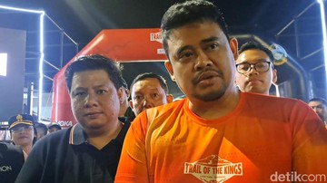 Foto: Gubsu Bobby Nasution saat diwawancarai di Kabupaten Samosir. (Nizar Aldi/detikSumut)