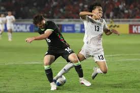 Pesepak bola Timnas Indonesia U-19 Eizar Jaco (kanan) berebut bola dengan pesepak bola Australia U-19 Alexander Jesse Bolton (kiri) pada pertandingan semifinal Piala AFF U-19 2026 di Stadion Utama Sumatera Utara, Kabupaten Deli Serdang, Sumatera Utara, Kamis (11/6/2026). ANTARA FOTO/Yudi Manar/Lmo/sgd(Yudi Manar)