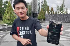 Ketua Badan Eksekutif Mahasiswa Universitas Gadjah Mada (UGM) Tiyo Ardianto saat menunjukan teror dalam bentuk pesan yang masuk ke handphonenya, Jumat (13/02/2026).(KOMPAS.COM/YUSTINUS WIJAYA KUSUMA)