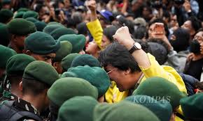 Ketegangan di Sudirman: Momen Ketika Aparat Keamanan Berhadapan dengan Massa Aksi
