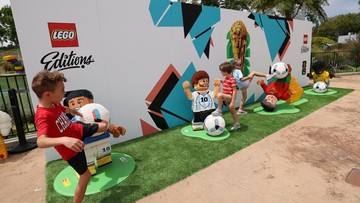 Seorang anak berpose di samping replika trofi Piala Dunia yang terbuat dari balok Lego pada FIFA World Cup 2026 Experience di Legoland, Carlsbad, California, Amerika Serikat. Atraksi tersebut menjadi daya tarik utama bagi pengunjung keluarga. REUTERS/Mario Anzuoni