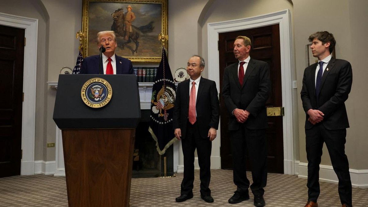 Foto: Presiden AS Donald Trump menyampaikan sambutan tentang infrastruktur AI, di samping salah satu pendiri Oracle Larry Ellison, CEO SoftBank Masayoshi Son, dan CEO OpenAI Sam Altman di ruang Roosevelt di Gedung Putih di Washington, AS, 21 Januari 2025.(REUTERS/Carlos Barria)