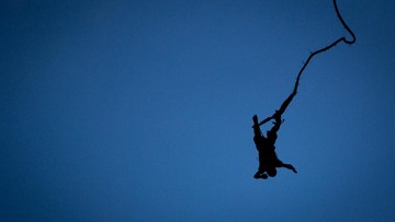 Ilustrasi bungee jumping (Getty Images/iStockphoto/pmuilu)