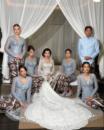 Pesona Anggun Kebaya Silver Blue Baila Fauri dan Rebecca Klopper di Pernikahan Jennifer Coppen