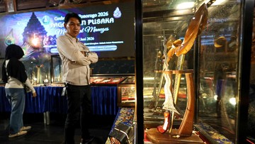 Pengunjung tampak antusias mengamati detail bentuk, ukiran, serta nilai historis yang terkandung dalam setiap pusaka yang dipamerkan. Pameran pusaka tersebut menjadi salah satu agenda budaya yang mewarnai perayaan Grebeg Suro dalam menyambut Tahun Baru Islam. Selain menjadi sarana edukasi tentang warisan budaya Nusantara, kegiatan ini juga bertujuan melestarikan tradisi dan memperkenalkan nilai-nilai sejarah kepada generasi muda. ANTARA FOTO/Muhammad Mada