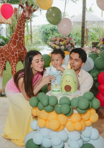 Pesona Anggun Aaliyah Massaid dalam Balutan Busana Ombre di Perayaan Ulang Tahun Pertama Baby Arash