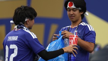 Aksi bersih-bersih stadium oleh suporter Jepang di Piala Dunia 2026. (FIFA)