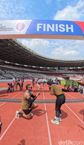 Aksi romantis viral di media sosial, saat pelari ini melamar kekasihnya di garis finis marathon. Foto: Dok. pribadi M. Rajib Farieztu.