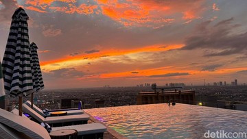 Menikmati Sunset dan City Light Surabaya dari 28th Sky Beach Club The Trans Luxury Hotel (Aprilia Devi)