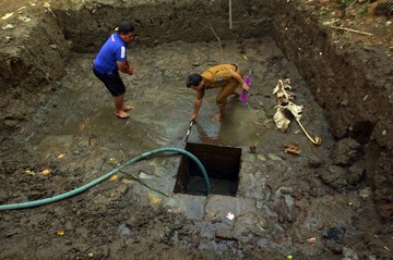 Petugas melakukan identifikasi awal dengan mengukur dimensi struktur kuno yang merupakan objek diduga cagar budaya (ODCB) di Kamulan, Trenggalek, Jawa Timur, Senin (15/6/2026). ANTARA FOTO/Destyan Sujarwoko