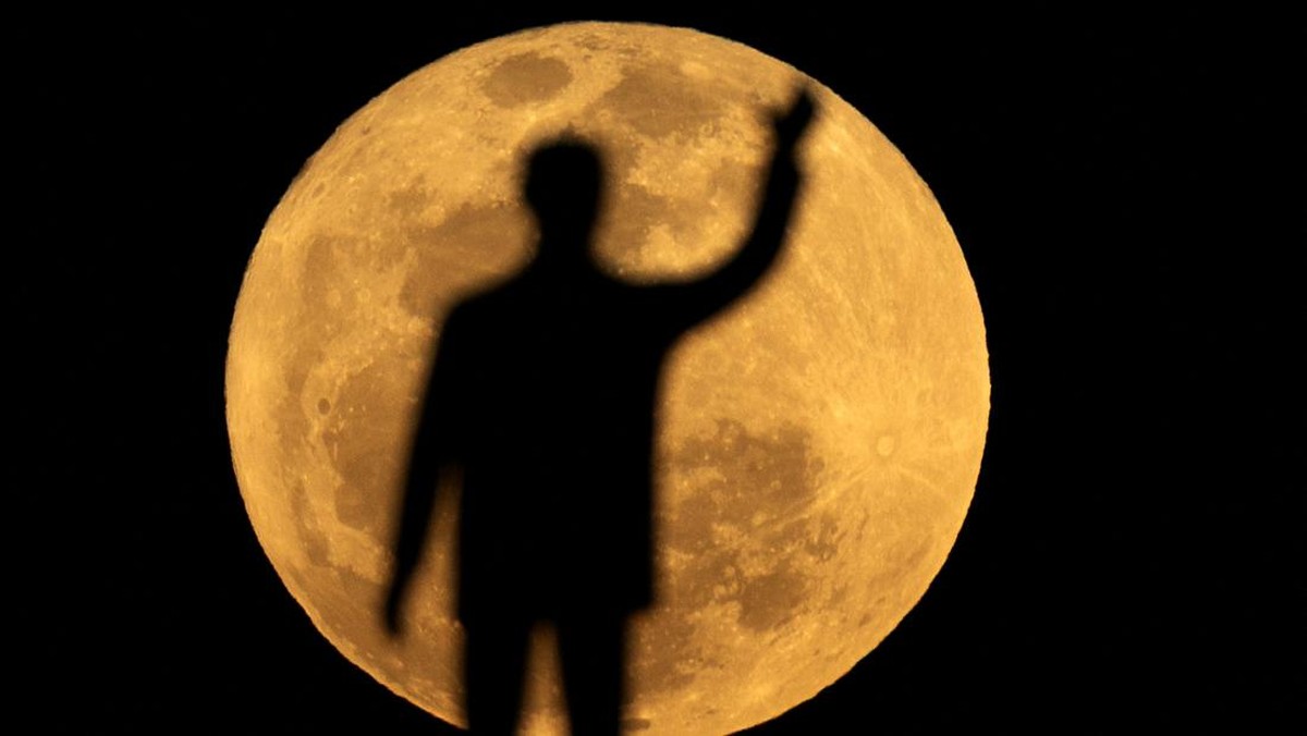 Foto: Bulan super, yang dikenal sebagai bulan biru dan 