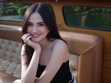 Syifa Hadju tampil memesona mengenakan strapless dress bernuansa hitam-putih lengkap dengan kacamata hitam. Sambil memberi senyum manisnya ke arah kamera, ia berpose di atas kapal dengan latar belakang perairan biru jernih dan bangunan kastil megah khas di area danau Como. (Foto: dok Instagram syifahadju)