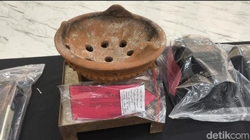Tungku briket atau arang penghangat yang gas karbon monoksidanya menyebabkan empat orang satu keluarga tewas saat kamping di Temanggung ditampilkan saat konferensi pers di Mapolda Jateng, Senin (15/6/2026).(Ardian Dwi Kurnia/detikJateng)