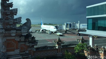 Pesawat Garuda parkir di Bandara I Gusti Ngurah Rai Bali. Foto: Dadan Kuswaraharja
