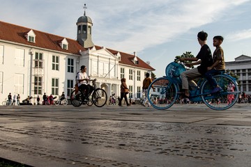 Sejumlah wisatawan mengendarai sepeda di kawasan Kota Tua, Jakarta, kemarin. ANTARA FOTO/Rakha Raditya Yahya
