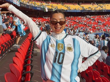 Jennifer Bachdim mendukung Argentina di Piala Dunia 2026. Ia memakai jersey Lionel Messi sebagai idolanya. (Foto: dok Instagram jenniferbachdim)