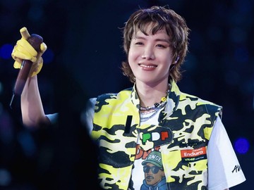 Vest Kolaborasi Pertamina Enduro VR46 Jadi Sorotan Saat J-Hope BTS Tampil di Konser Busan