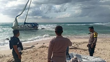 Yacht Australia ditemukan terdampar di bibir pantai Kabupaten Rote Ndao, NTT (Dok. Polda NTT)