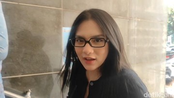 Davina Karamoy jalani pemeriksaan di Polda Metro Jaya. Foto: Febri/detikhot