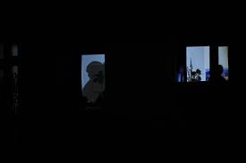 Bayangan warga Berlin, Jerman, yang terdampak pemadaman total atau blackout pada Minggu (4/1/2026), akibat terbakarnya sejumlah kabel tegangan tinggi. Sekitar 45.000 rumah dan bangunan bisnis mati listrik.(AFP/RALF HIRSCHBERGER)