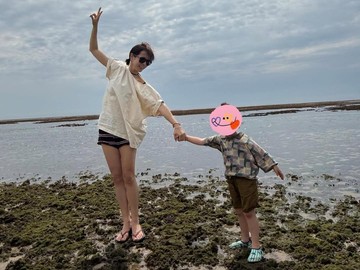 Momen Hangat Keluarga Hyun Bin dan Son Ye Jin Terpancar dalam Potret Liburan Pantai yang Manis