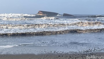 Pantai Pangandaran tercemar batubara (Aldi Nur Fadillah/detikJabar)