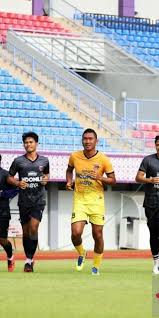Para pemain Persita Tangerang mengikuti sesi latihan perdana di Stadion Indomilk Arena, Tangerang Banten. ANTARA/HO-Persita Tangerang/am.