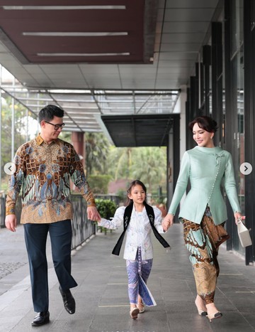 Momen Kebersamaan Shandy Aulia dan David Herbowo Rayakan Kelulusan Putri Semata Wayang