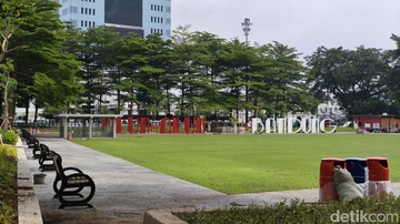 Alun-alun Bandung masih ditutup kendati renovasi sudah selesai. (Bima Bagaskara/detikJabar)